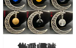 Collier pendentif lune évidée avec diverses perles de pierres planétaires colorées