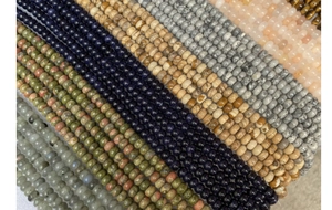 Vista de cuentas de piedra natural tipo ábaco con diversas texturas y colores para DIY