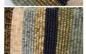 Vista macro de cuentas de piedras naturales en forma de ábaco con texturas y colores únicos