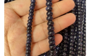Vista macro de cuentas de piedra de arena azul brillante para creación de joyas DIY