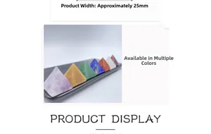 Vue détaillée d'une pyramide en pierre naturelle de chakra 25mm aux couleurs multiples