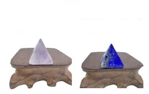 Détails macro des pyramides en améthyste et lapis-lazuli sur socles en bois sculpté