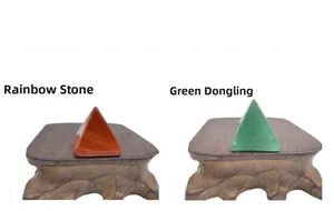 Pierres de pyramide polies en jaspe rouge et aventurine verte sur socles en bois