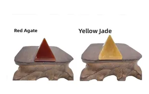 Détails de pyramides en agate rouge et jade jaune sur des supports en bois sculptés