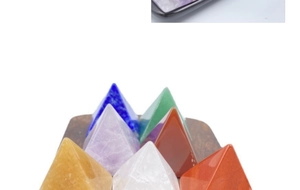 Détail de pyramides en pierres naturelles variées avec améthyste et quartz rose