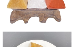 Détail de pyramides en pierres naturelles sur des supports en bois sculpté d'art