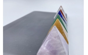 Vue détaillée de pyramides en cristaux naturels colorés incluant améthyste et lapis-lazuli