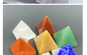 Gros plan de pyramides en cristal naturel poli de divers minéraux pour la décoration