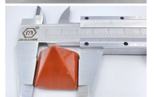 Mesure détaillée d'une pierre pyramidale en jaspe rouge de 2,5 cm à texture naturelle