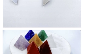 Détail macro de pierres de chakra en pyramide superposées sur un plateau blanc