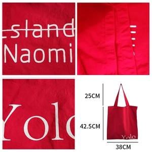 Minimalistische rote Canvas Umhängetasche mit weißem Yolo-Aufdruck und 42,5cm Höhe