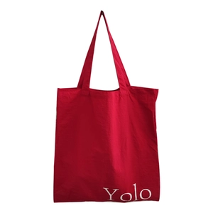 Minimalistische rote Canvas-Einkaufstasche mit weißem Yolo-Aufdruck und viel Platz