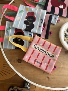 Detail van schattige canvas tassen met cartoonprints op een rustieke houten tafelblad
