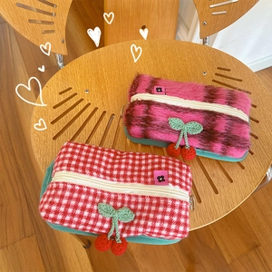 Mignonne Trousse à Maquillage en Peluche Cerise Tricotée Grande Capacité Trousse à Crayons de Papeterie à Carreaux Pour Femmes Filles Organisateur de Maquillage Quotidien