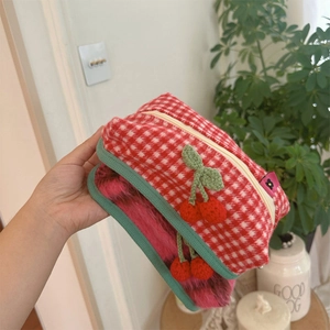 Trousse vichy rouge en tricot avec cerises et base en peluche à grande capacité