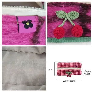 Trousse cerise tricotée avec motif à carreaux rouges et vues du grand espace de rangement