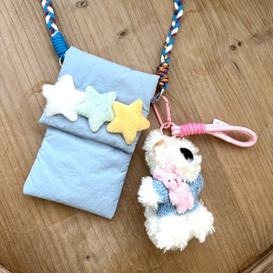 Gevoerde blauwe crossbody telefoontas met pluchen sterren en een kleine beer hanger