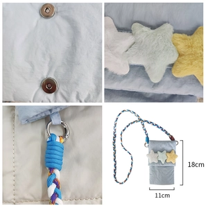 Detail van lichtblauwe telefoontas met pluche sterren en magnetische sluiting