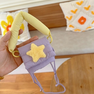Close-up van lavendel gewatteerde mini-crossbodytas met gele pluche ster en handvat