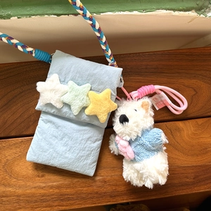 Mini lichtblauwe nylon crossbodytas met pluche sterren en schattige hondenbedeltje