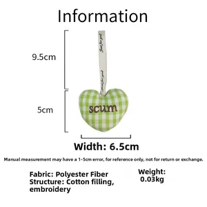 Charme de cœur à carreaux vert avec broderie et dimensions détaillées du produit