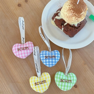 Porte-clés en Tissu à Carreaux Gingham en Forme de Cœur Mignon Pendentif de Sac Accessoire en Peluche pour Sac à Dos Avec Ruban Décoratif