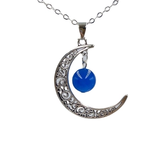 Collier avec pendentif lune ajourée et pierre en verre galaxie bleue sur chaîne argentée