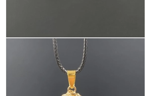 Detalle de colgante dorado de piedra solar con textura trenzada y cordón negro