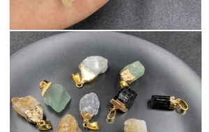 Vista de detalle de colgantes de piedras naturales con turmalina negra y cristales citrino