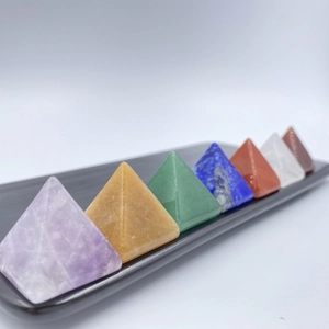 Ensemble de sept pyramides en cristal naturel coloré pour la guérison des chakras