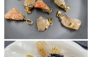Detalle macro de colgantes de piedra de sol en bruto con bordes dorados en plato cerámico