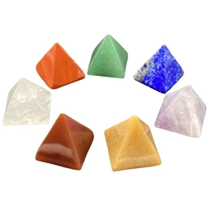 Ensemble de pyramides de chakra comprenant sept pierres d'énergie naturelles polies