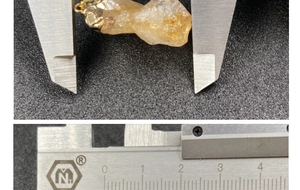 Medición detallada del colgante de piedra de sol natural con cierre de metal dorado