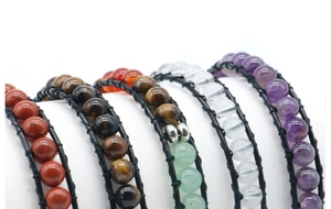Détails du bracelet en cuir tressé avec perles naturelles d'œil de tigre et améthyste