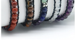 Vue détaillée de bracelets en cuir tressé avec perles en pierre naturelle multicolores