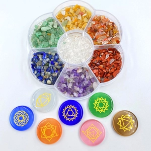 Set detallado de 7 piedras de chakra grabadas con fragmentos de cristales naturales