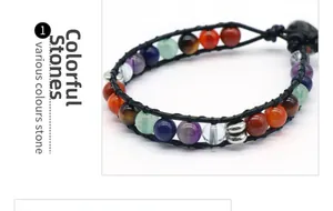 Détail de perles en pierres de chakra colorées tissées à la main avec cordon noir