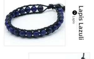 Détail des perles de lapis-lazuli de 8 mm et du cordon en cuir sur le bracelet bleu