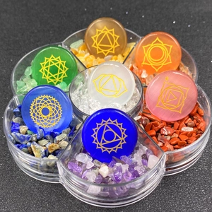 Set detallado de siete piedras chakra con símbolos dorados en caja con forma de flor