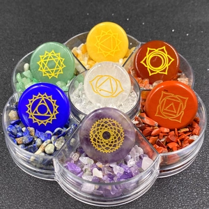 Set de piedras de chakra con siete cristales pulidos en una caja con forma de pétalo