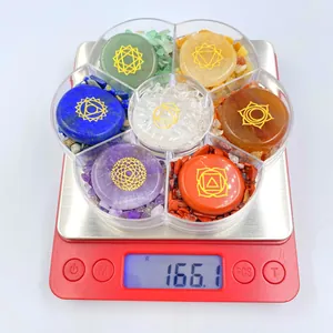 Chakra stenenset op weegschaal van 166,1g in een bloemvormige acryl doos getoond