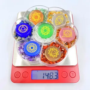 Macro-opname van 7 chakra kristallen met gegraveerde symbolen op een weegschaal van 148,3g