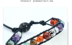 Détail macro du cordon en cuir tissé à la main avec sept perles de chakra