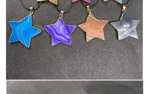Detalle de colgantes de ágata en forma de pentagrama con bordes dorados