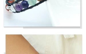 Gros plan sur bracelet cuir tressé avec améthyste œil de tigre et perles chakra