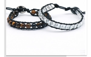 Détail de bracelets en œil de tigre et perles de cristal avec cordon tressé noir et fermoir