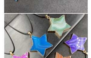 Detalle macro de colgantes de ágata con forma de estrella, bordes dorados y cordón negro