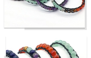 Détail d'un bracelet de perles en pierre naturelle multicouche avec cordon en cuir