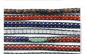 Détail du bracelet en cuir tissé à la main avec pierres naturelles de chakra et perles