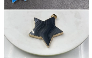 Detalle de colgante de estrella en ágata con rayas negras y bordes dorados pulidos